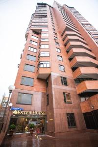 een hoog rood bakstenen gebouw met een pension bij Hostel Ester House in Moskou