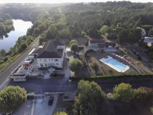 an aerial view of a house with a swimming pool at Les BALCONS de L'ESPERANCE in Limeuil