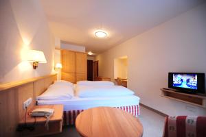 Postel nebo postele na pokoji v ubytování Hotel Krone