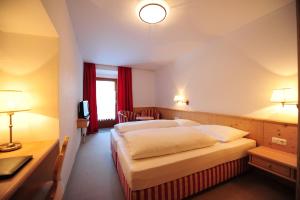 Postel nebo postele na pokoji v ubytování Hotel Krone