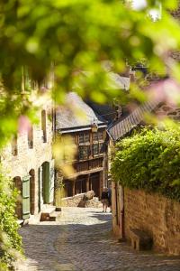 una calle adoquinada en un casco antiguo con edificios en Chambres d'hôtes Logis Du Jerzual, en Dinan