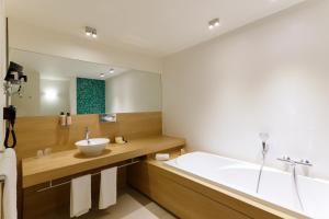 コルトレイクにあるibis Styles Kortrijk Expoのバスルーム(バスタブ、シンク付)