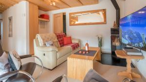 TV a/nebo společenská místnost v ubytování Chalet Millennium