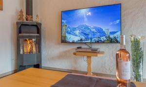 TV a/nebo společenská místnost v ubytování Chalet Millennium
