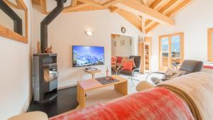 TV a/nebo společenská místnost v ubytování Chalet Millennium