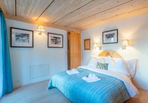 una camera da letto con un letto con due scarpe sopra di Chalet Stella Penthouse Residence a Wengen