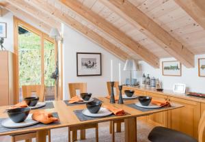una sala da pranzo con tavolo e sedie in legno di Chalet Stella Penthouse Residence a Wengen