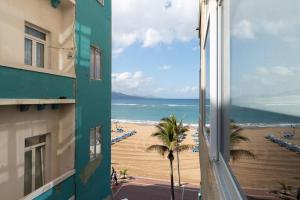 una ventana del hotel con vistas a la playa en Apartamento Canteras en Las Palmas de Gran Canaria