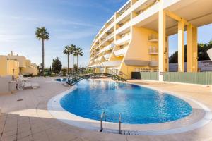 een zwembad voor een gebouw bij IM On Meia Praia Terrasse in Lagos