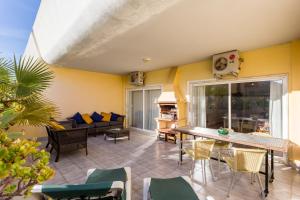 een woonkamer met een tafel en stoelen bij IM On Meia Praia Terrasse in Lagos