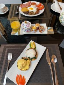 ボーンマスにあるラングトリー マナー ホテルのテーブルの上に2皿(朝食用食品付)