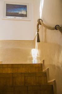 um conjunto de escadas com uma corda que leva até uma janela em Riad Majala em Marrakech
