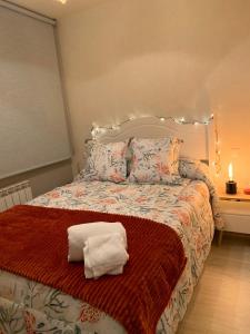 a bedroom with a bed with two towels on it at Apartamento "RASCALINDES" in Tordesillas