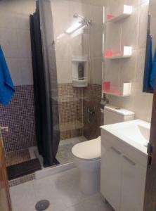 a bathroom with a shower and a toilet and a sink at ESTUPENDO Apt.6 pax, TABLERO 10, cerca PLAYA INGLÉS in El Tablero