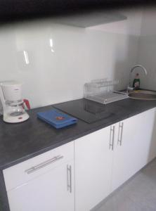 a kitchen with white cabinets and a counter top at ESTUPENDO Apt.6 pax, TABLERO 10, cerca PLAYA INGLÉS in El Tablero