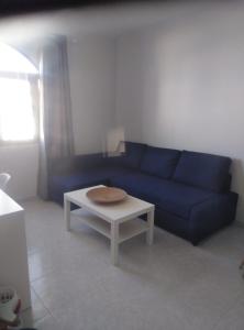 a living room with a blue couch and a coffee table at ESTUPENDO Apt.6 pax, TABLERO 10, cerca PLAYA INGLÉS in El Tablero