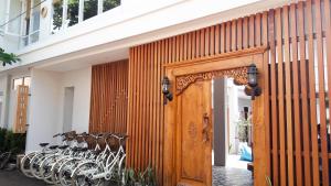 un gruppo di biciclette parcheggiate accanto a una porta di legno di Mantra Gili a Gili Trawangan