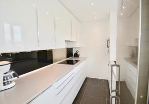 A kitchen or kitchenette at Marina Duplex by Hello Homes Sitges
