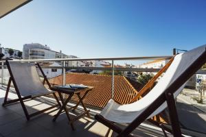 2 stoelen en een tafel op een balkon bij Muralha - Holiday Apartments - By SCH in Nazaré