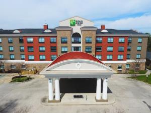 un grande hotel con un edificio sullo sfondo di Holiday Inn Express Hotel & Suites Baton Rouge -Port Allen, an IHG Hotel a Port Allen