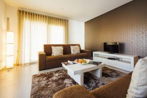sala de estar con sofá y mesa de centro en Muralha - Holiday Apartments - By SCH, en Nazaré