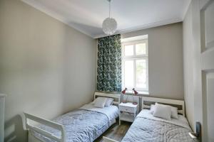 Gulta vai gultas numurā naktsmītnē Beżowy Apartament DE LUX dla 4 osób Chorzów Katowice