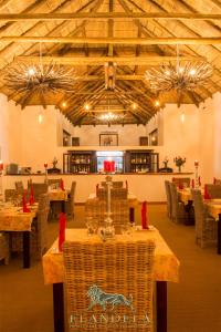 Elandela Private Game Reserve and Luxury Lodge tesisinde bir restoran veya yemek mekanı