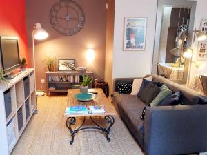 a living room with a couch and a coffee table at calme et charme in Avignon