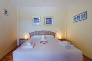 Cama ou camas em um quarto em Benimar FREE WIFI