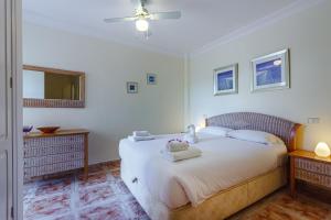 Tempat tidur dalam kamar di Benimar FREE WIFI