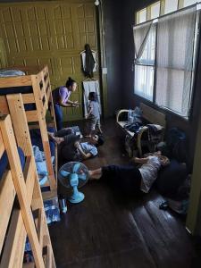 eine Gruppe von Personen in einem Zimmer mit Etagenbetten in der Unterkunft Pickbaan in Lamphun