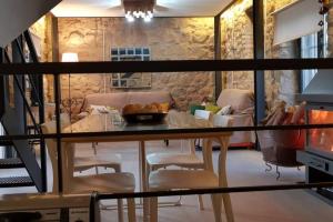 - une salle à manger avec une table et des chaises dans l'établissement Viña Las Olivas, à Andújar