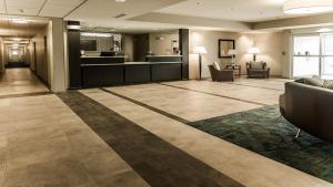 um lobby de um hotel com uma sala de espera em Candlewood Suites Gonzales - Baton Rouge Area, an IHG Hotel em Gonzales