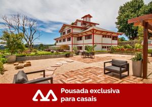 坎波斯杜若尔当松原宾馆的一座大房子前面设有庭院