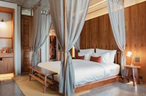 Postel nebo postele na pokoji v ubytování Hotel Gahn Khaolak