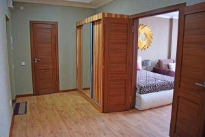 een kamer met een deur naar een slaapkamer bij Bishkek Sunny Apartment in the center in Bisjkek
