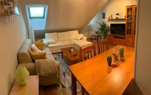 uma sala de estar com um sofá e uma mesa em Apartamento "PAPA OSO" nas Tordesilhas