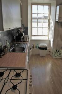 Кухня або міні-кухня у Leith City Centre Guesthouse Apartment