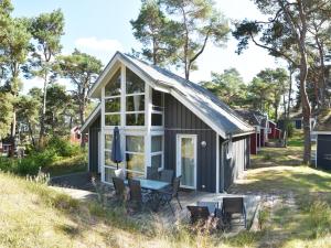 a tiny house with a pitched roof at Ferienhaus Ostseeblick 236 in Baabe