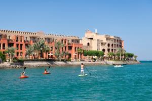 un gruppo di persone su tavole a remi in acqua di Three Corners Ocean View El Gouna - Adults Only a Hurghada