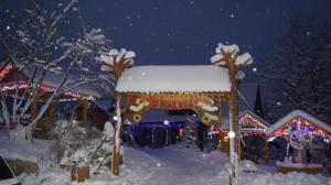 a sign in the snow with christmas lights at Agroturystyka u Matysa Wisła apartamenty i pokoje Widoki na góry Basen grill balia szlaki turystyczne spacery Zwierzęta duży plac zabaw in Wisła