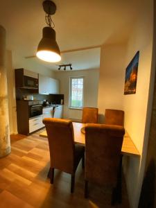 una cucina con tavolo da pranzo e sedie di Suite an der Lutherkirche a Erfurt