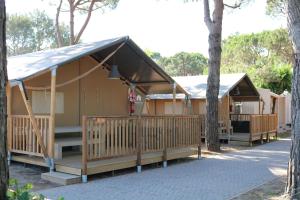 a row of cottages in the woods at Glamping Cavallino in Cavallino-Treporti