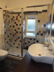 y baño con lavabo y ducha. en Romantic Holiday Rome B&B, en Roma