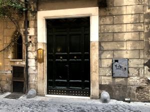 The facade or entrance of Apartment Near Trevi Fountain