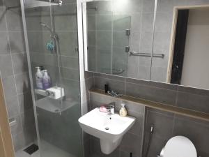 Un baño con lavabo y ducha con espejo. en Jeju The Heaven, en Jeju 25 fotos más