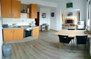 eine Küche mit Holzschränken und einem Holztisch in der Unterkunft Nordsee in Wilhelmshaven