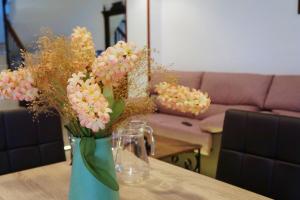 a vase filled with flowers on a table at Dúplex Centro Parking Ronda in Ronda