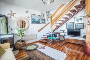 Televízia a/alebo spoločenská miestnosť v ubytovaní Sevid holiday homes