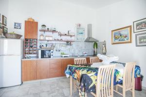Kuchyňa alebo kuchynka v ubytovaní Sevid holiday homes